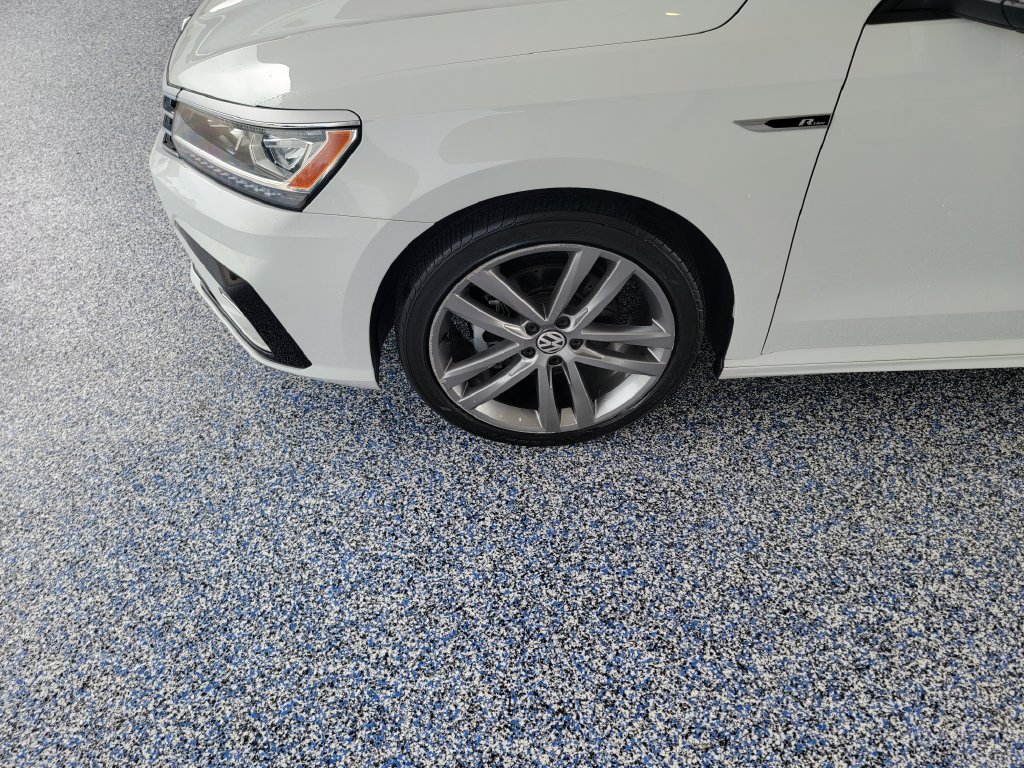 Used 2018 Volkswagen Passat 2.0T R-Line w/ R-Line Lighting Package FWD image 9