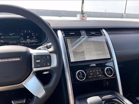 New 2026 Land Rover Discovery Dynamic SE image 6