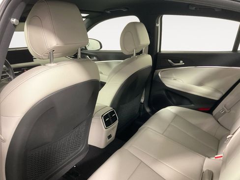 Used 2025 Genesis G70 2.5T image 12