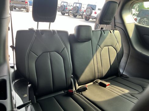 New 2025 Chrysler Pacifica Select image 13