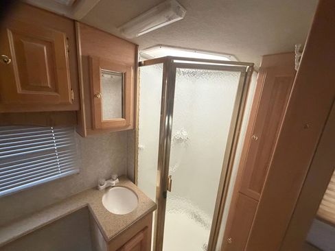 Used 2006 Ford E-350 and Econoline 350 Super Duty image 24