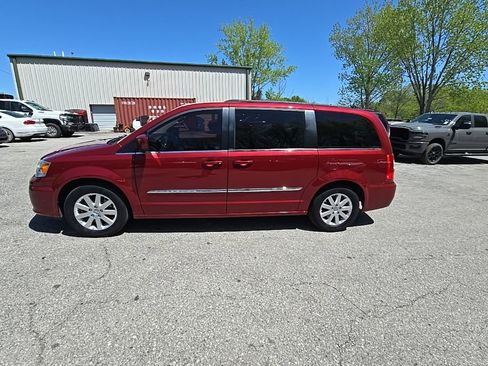 Used 2012 Chrysler Town & Country Touring w/ Entertainment Group #1 FWD image 3