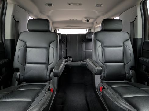 Used 2020 Chevrolet Suburban LT w/ Luxury Package image 25