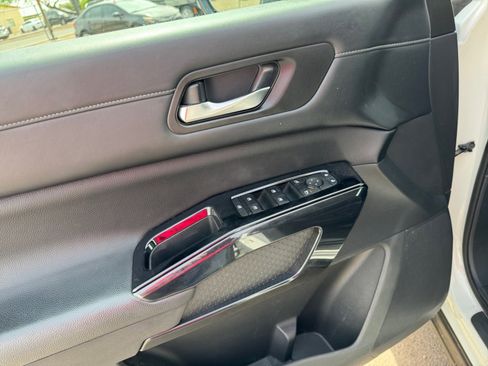 Used 2022 Nissan Pathfinder SV w/ SV Black Package image 11