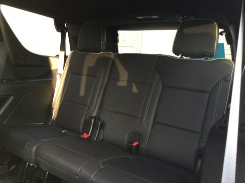 Used 2024 GMC Yukon SLT w/ SLT Luxury Package image 9