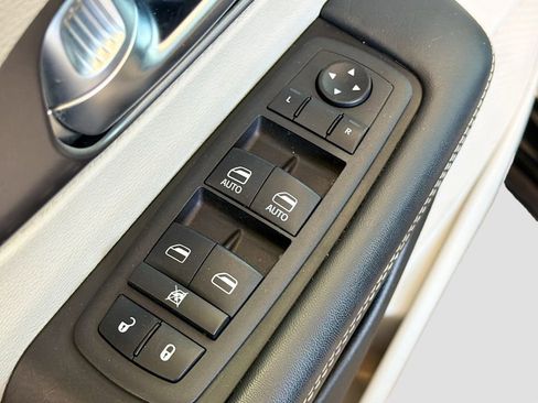 Used 2023 Chrysler Pacifica Touring-L FWD image 20