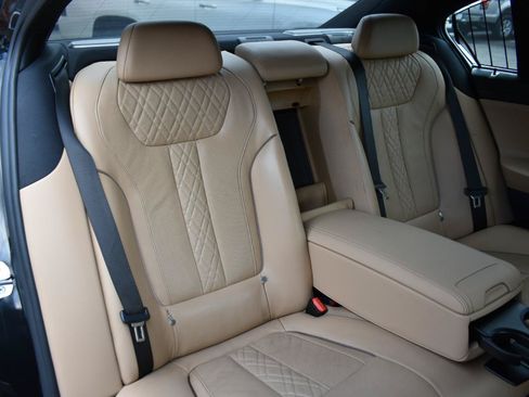 Used 2019 BMW 750i w/ Executive Package RWD image 28