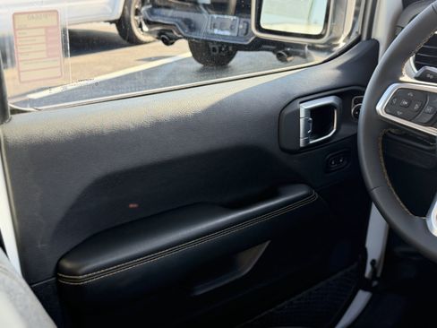 Used 2025 Jeep Wrangler Unlimited Sahara AWD/4WD image 14