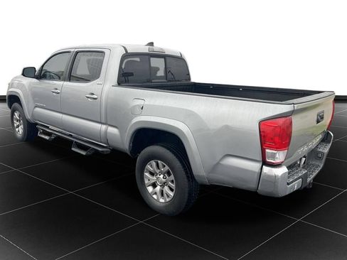 Used 2017 Toyota Tacoma SR5 w/ Tow Package RWD image 3