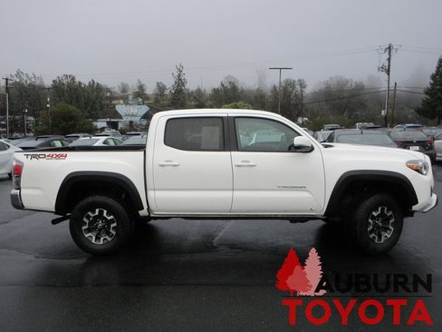 Used 2022 Toyota Tacoma TRD Off-Road image 2