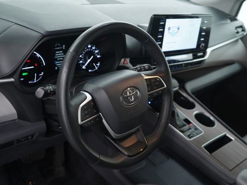 Used 2022 Toyota Sienna XLE image 21