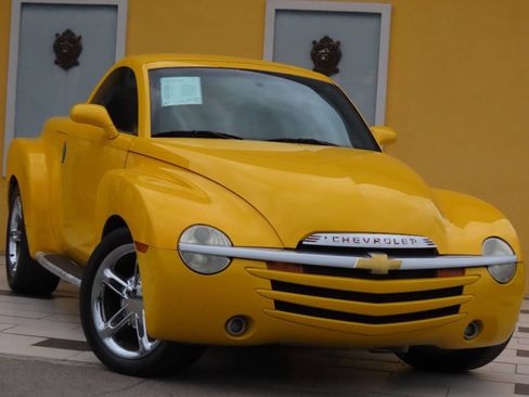 Used 2004 Chevrolet SSR w/ Preferred Equipment Group image 8