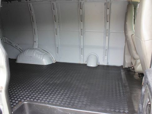 Used 2017 Chevrolet Express 2500 RWD image 14