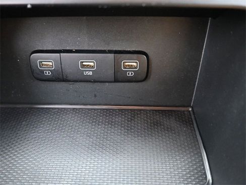 Used 2023 Kia Carnival LX image 4