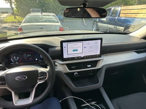 Used 2025 Ford Explorer Active AWD/4WD image 3