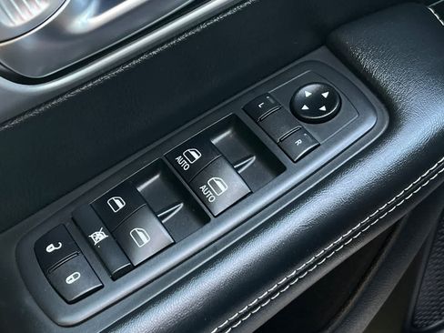 Used 2020 Chrysler Pacifica Touring w/ S Appearance Package FWD image 14