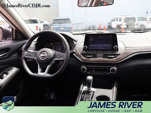 Used 2025 Nissan Altima 2.5 SV FWD image 13