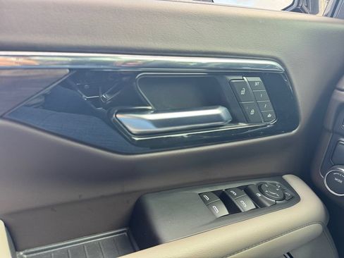 Used 2025 Chevrolet Suburban LT RWD image 40