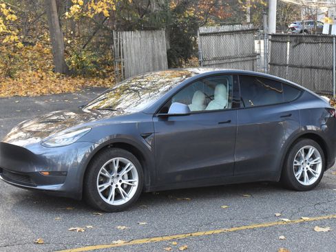 Used 2021 Tesla Model Y Long Range image 3
