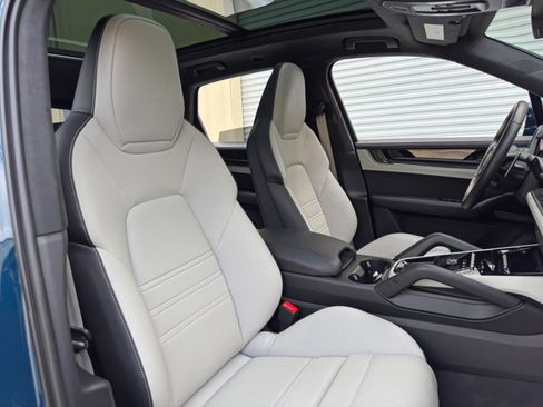 Used 2024 Porsche Cayenne Turbo AWD/4WD image 43