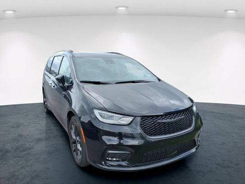 Used 2025 Chrysler Pacifica Limited FWD image 9