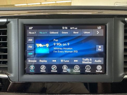 Used 2019 Chrysler Pacifica Touring-L FWD image 4