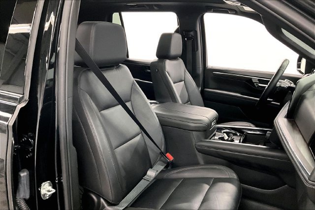 Used 2025 Chevrolet Tahoe Z71 w/ Comfort Package AWD/4WD image 8