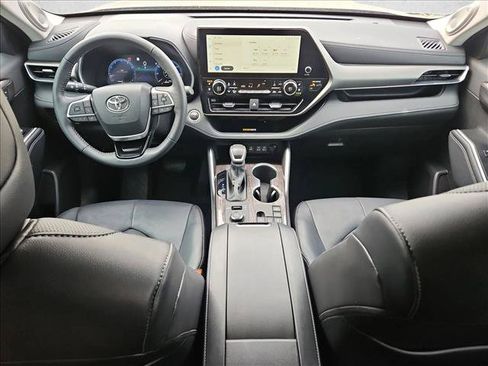 Used 2025 Toyota Highlander Limited AWD/4WD image 19