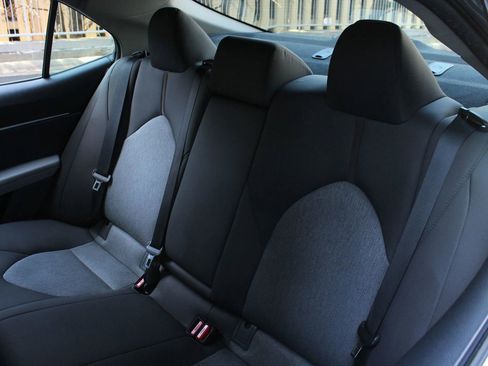 Used 2019 Toyota Camry LE FWD image 18