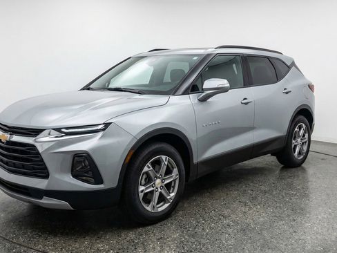 Used 2025 Chevrolet Blazer LT FWD image 3