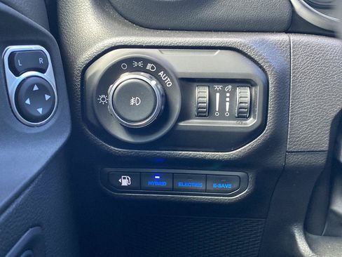 Used 2022 Jeep Wrangler Unlimited Sahara w/ Cold Weather Group AWD/4WD image 18