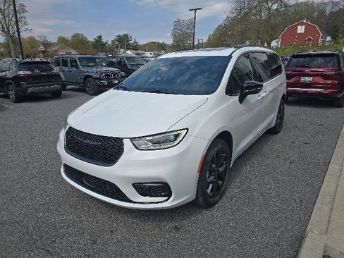Used 2026 Chrysler Pacifica Limited w/ S Appearance Package AWD/4WD image 3