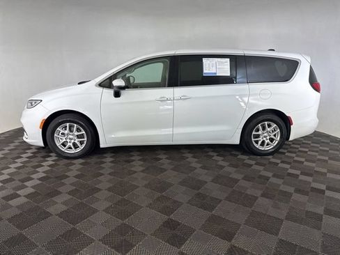 Used 2023 Chrysler Pacifica Touring-L FWD image 10