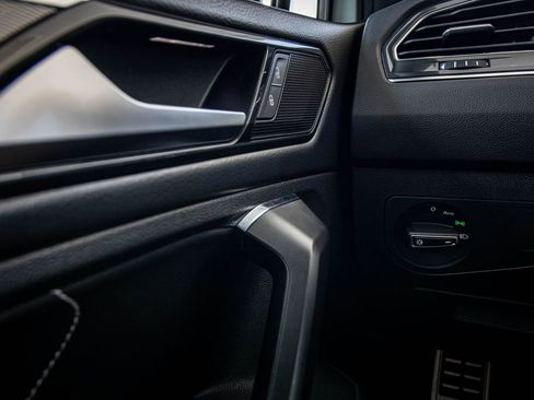 Certified 2023 Volkswagen Tiguan SE R-Line FWD image 32