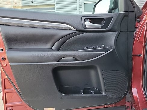 Used 2017 Toyota Highlander SE AWD/4WD image 31
