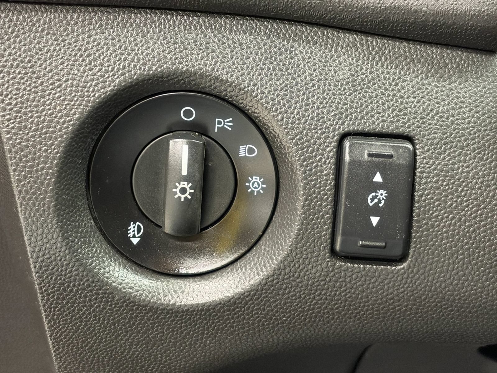 Used 2014 Ford Fiesta Titanium FWD image 27