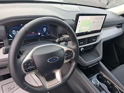 Used 2025 Ford Explorer Active AWD/4WD image 9