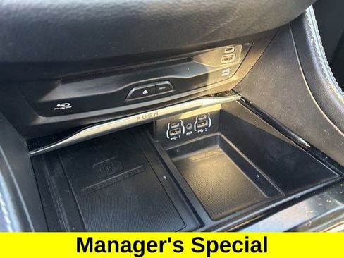 Used 2023 Chrysler Pacifica Limited w/ Uconnect Theater Family Group image 25