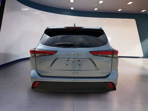 Used 2022 Toyota Highlander XLE FWD image 4