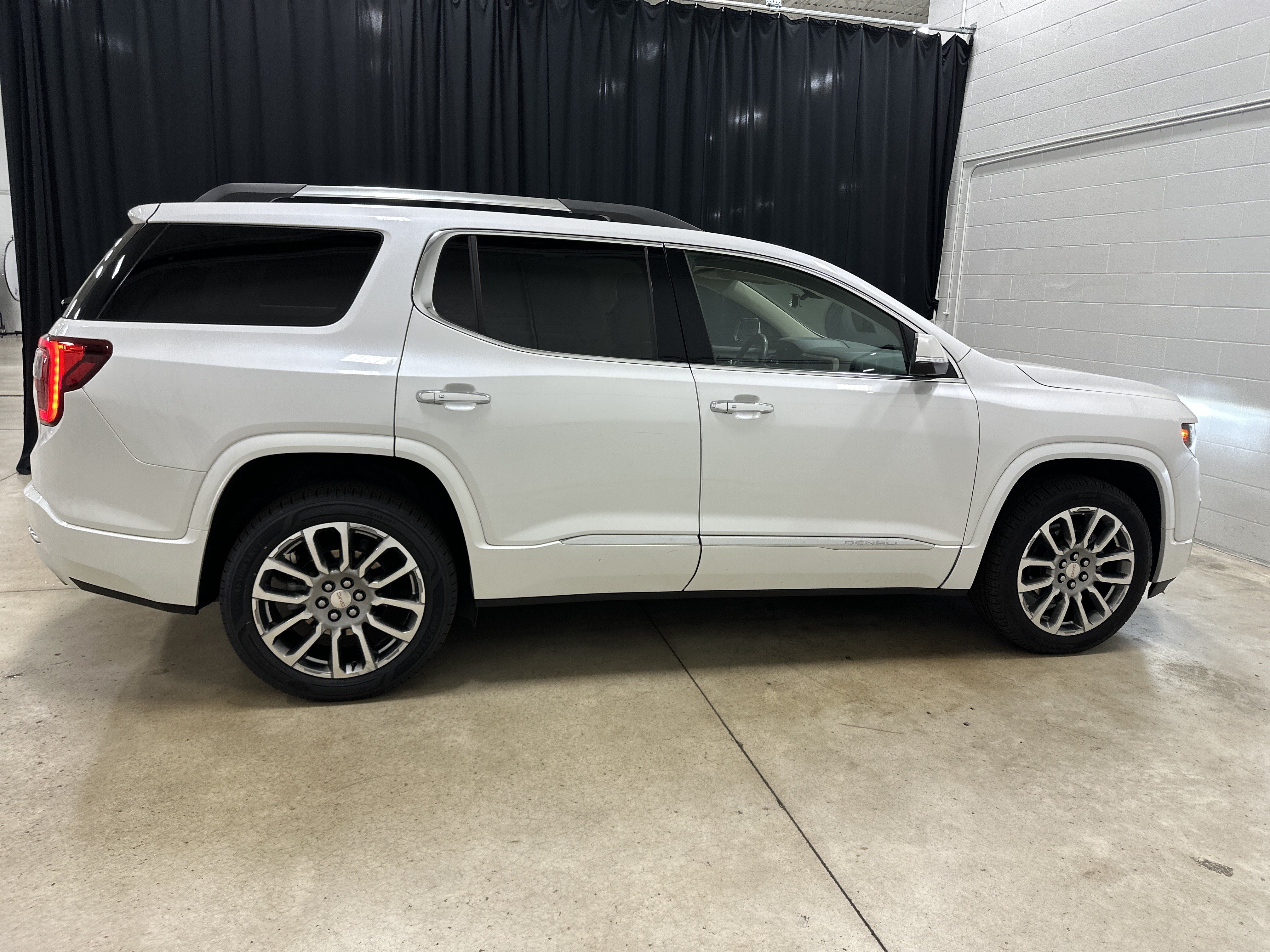 Used 2022 GMC Acadia Denali w/ Denali Ultimate Package AWD/4WD image 13