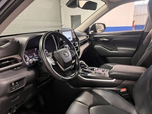 Used 2023 Toyota Highlander L image 24