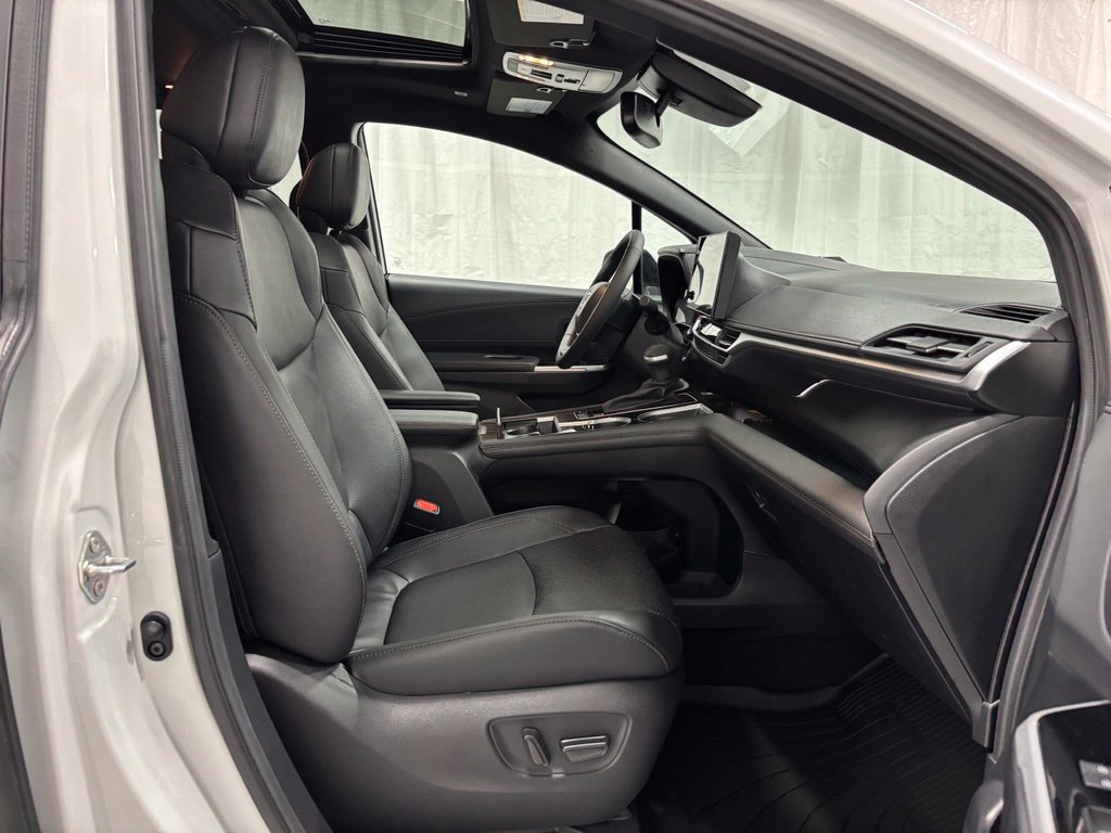 Used 2026 Toyota Sienna Limited FWD image 66