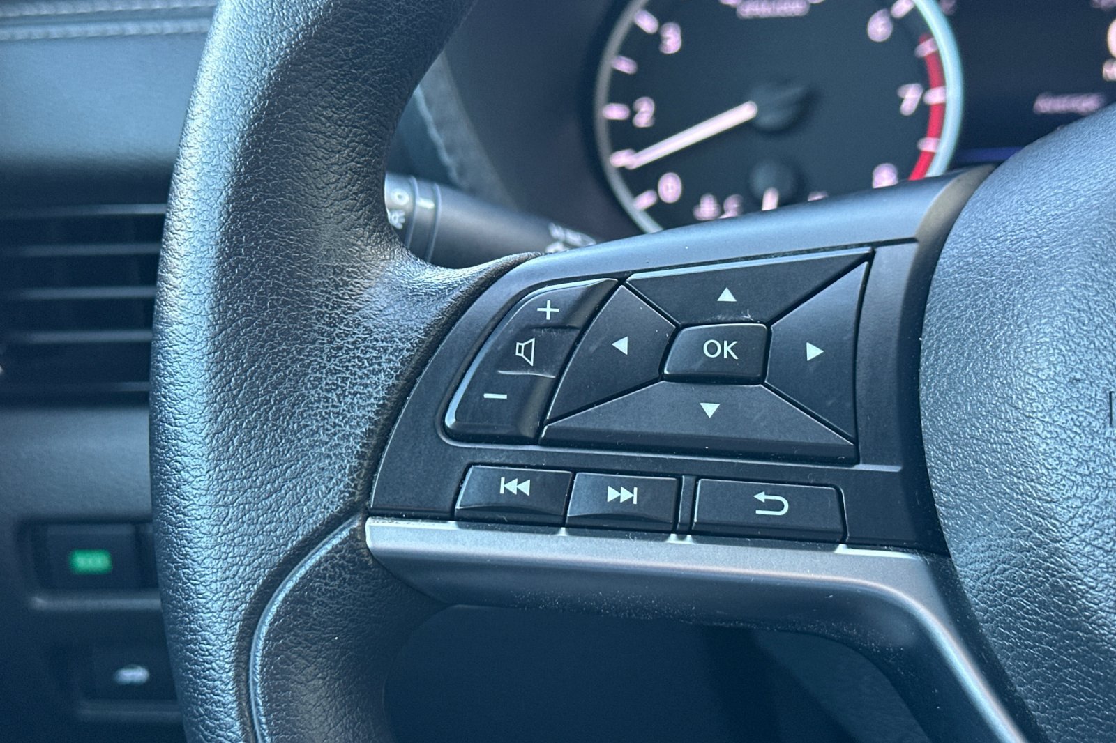 Used 2024 Nissan Sentra SV FWD image 30