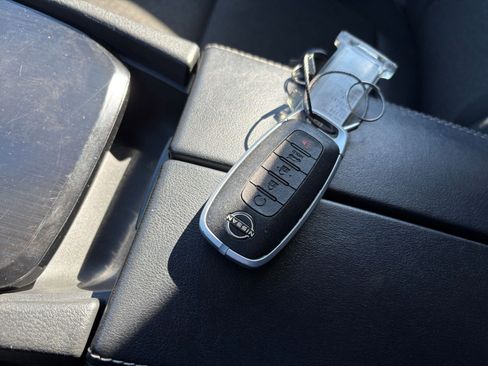 Used 2025 Nissan Rogue SV image 21