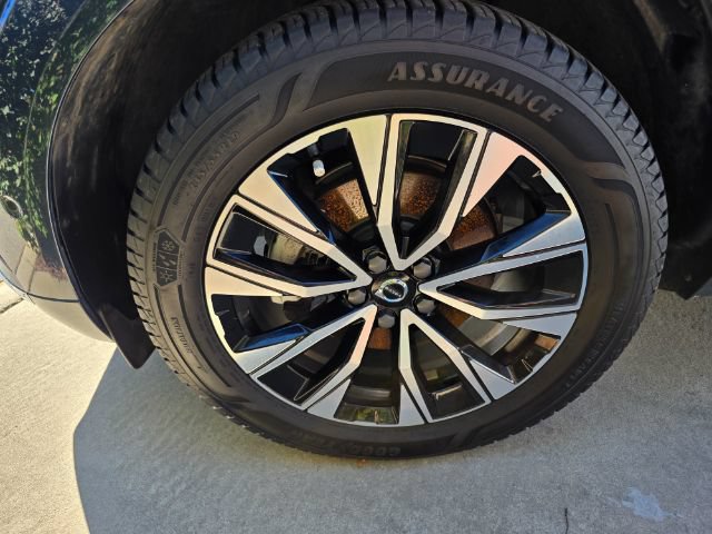 Used 2023 Volvo XC60 B5 Plus FWD image 11
