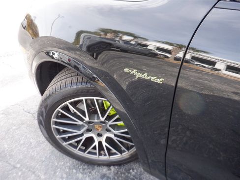 Used 2023 Porsche Cayenne Platinum Edition image 26