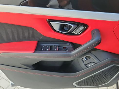 Used 2022 Lamborghini Urus AWD/4WD image 17