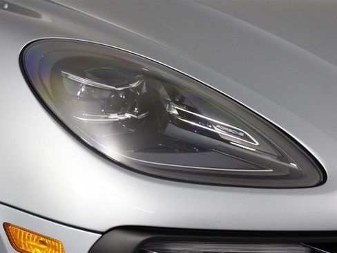 Used 2025 Porsche Macan image 28