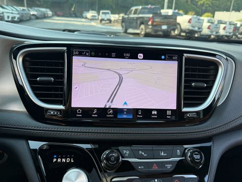 Used 2025 Chrysler Pacifica Pinnacle FWD image 20