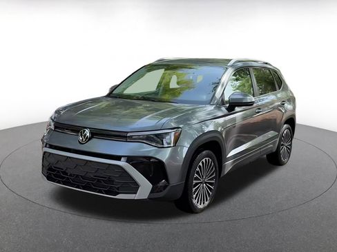Used 2025 Volkswagen Taos SE image 7